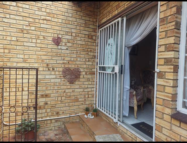 4 BEDROOM TOWNHOUSE FOR SALE IN SAFARI GARDENS